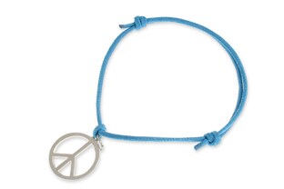 Bransoletka wykonana ze sznurka jubilerskiego w kolorze niebieskim, z przywieszką wykonaną z metalu nieszlachetnego w kolorze srebrnym, w kształcie uniwersalnego symbolu pokoju, pacyfki