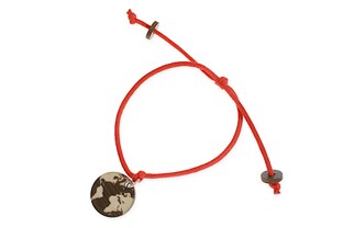 Bransoletka koloru czerwonego wykonana ze sznurka jubilerskiego z okrągłą przywieszką wykonaną z drewna