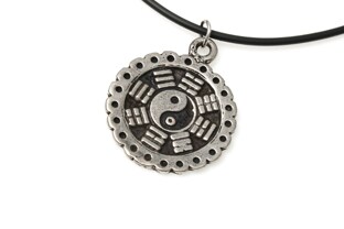 Okrągły wisiorek w postaci Bagua zaczerpniętej z filozofii Feng Shui, wykonany z metalu nieszlachetnego w kolorze ciemnego srebra, zawieszony na kauczukowej lince