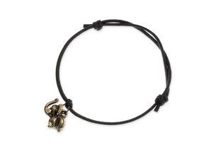 Bransoletka w czarnym kolorze wykonana ze sznurka jubilerskiego z zawieszką w postaci małego uroczego słonika przynoszącego szczęście