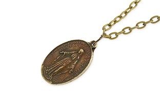 Wisiorek z medalikiem przedstawiającym Matkę Boską, wykonany z metalu nieszlachetnego w kolorze starego złota zawieszony na długim łańcuszku