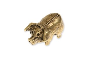 Figurka małej świnki, wykonana z metalu nieszlachetnego w kolorze starego złota