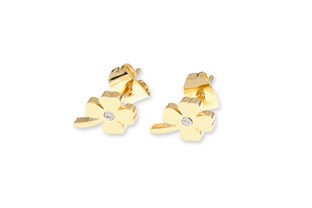 Urocze kolczyki w kształcie czterolistnej koniczynki z łodyżką, wykonanej ze stali szlachetnej w kolorze złotym z ładnie mieniąca się cyrkonią