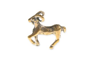 Metalowa figurka przedstawiająca Zodiakalnego Barana w kolorze starego złota, wykonana z metalu nieszlachetnego