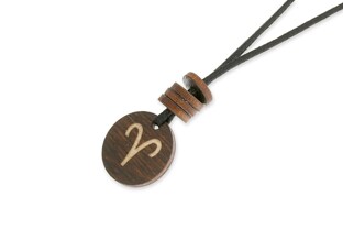 Sznurkowy wisior zawiazany z czarnego jubilerskiego sznurka z drewnianymi koralikami i drewnianą przywieszką w kształcie koła