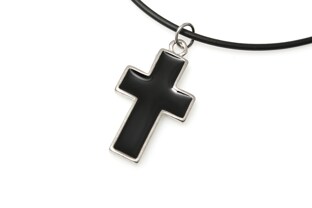 Wisior z czarnym krzyżem, wykonany z metalu nieszlachetnego w kolorze ciemnego srebra, z wypełnieniem z czarnej masy jubilerskiej