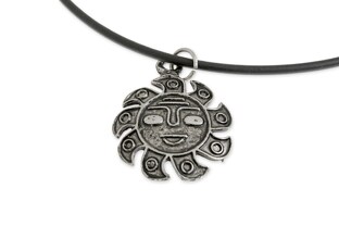 Oryginalny wisiorek w kształcie słońca, wykonany z metalu nieszlachetnego w kolorze starego srebra