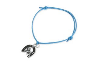 Niebieska bransoletka wykonana ze sznurka jubilerskiego, z przywieszoną podkową z koniem w kolorze stalowym, wykonanym z metalu nieszlachetnego