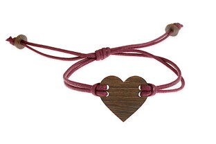Sznurkowa bransoletka koloru bordowego wykonana ze sznurka jubilerskiego z zawieszką w kształcie serca wykonaną z drewna