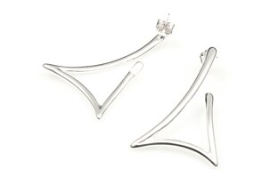 Piękne i stylowe metalowe kolczyki w kształcie niedomkniętych trójkątów z zapięciem typu sztyft
