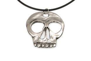 Oryginalny metalowy wisiorek w kształcie dużej stylizowanej czaszki koloru starego srebra
