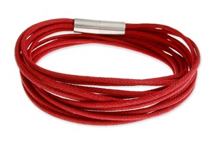 Ładna bordowa bransoletka, składająca się z trzech delikatnych sznurków w kolorze bordowym, zwieńczona błyszczącym mocnym zapięciem na magnes
