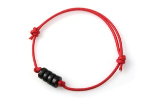 Lekka sznurkowa bransoletka wykonana z czerwonego jubilerskiego sznurka oraz czterech drewnianych, czarnych koralików