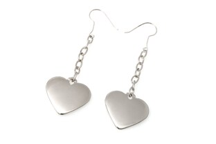 Romantyczne kolczyki w kształcie serduszek zawieszonych na długim łańcuszku, wykonane z nieszlachetnego metalu w kolorze srebra
