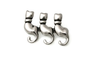 Elegancka i romantyczna broszka w kształcie trzech kotów, wykonana ze stopu metali nieszlachetnych, w kolorze srebrnym