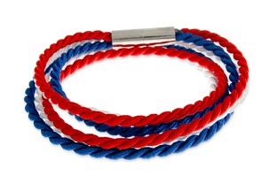 Unikalna bransoletka, na którą składają się trzy delikatne sznurki w kolorach białym, czerwonym i niebieskim, zwieńczona błyszczącym mocnym zapięciem na magnes