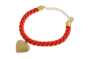 Wyróżniająca się damska bransoletka wykonana z grubego, bawełnianego sznura w czerwonym kolorze z metalową zawieszką w kształcie serca ubarwionego na złoto