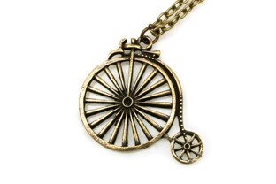 Uroczy i zabawny wisiorek w kształcie roweru - bicyklu w starym stylu, wykonany z metalu nieszlachetnego w kolorze ciemnego złota