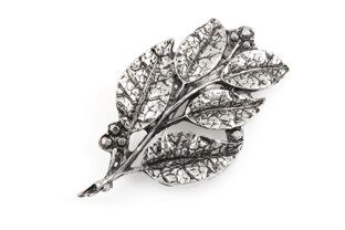 Elegancka, artystyczna broszka w kształcie ozdobnej gałęzi z liśćmi, wykonana starannie ze stopu metali nieszlachetnych w kolorze stylizowanym na antyczne srebro