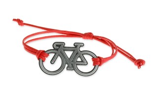 Bransoletka regulowana, wykonana ze sznurka jubilerskiego w kolorze czerwonym z metalowym elementem w postaci roweru w kolorze stalowym