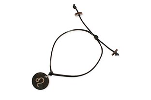 Lekka sznurkowa bransoletka wykonana z czarnego jubilerskiego sznurka z drewnianą przywieszką w kształcie koła