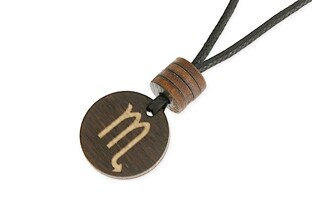 Lekki sznurkowy wisiorek wykonany z czarnego jubilerskiego sznurka z drewnianymi koralikami i drewnianą przywieszką w kształcie koła