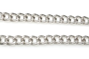 Gruby męski łańcuch typu pancerka, wykonany z metalu nieszlachetnego w kolorze srebra, zapinany na karabińczyk
