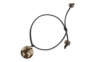 Bransoletka wykonana z czarnego sznurka jubilerskiego oraz drewnianej okrągłej przywieszki z wypaloną mapą świata w kolorze brązowym