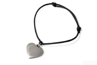 Regulowana bransoletka ze sznurka jubilerskiego, z przywieszonym sercem w kolorze srebrnym, wykonanym z metalu nieszlachetnego