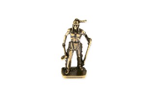 Stojąca figurka indiańskiego wojownika, wykonana z metalu nieszlachetnego w kolorze starego złota