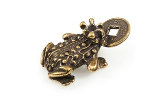 Figurka żaby w koronie z monetą w pyszczku, wykonana z metalu nieszlachetnego w kolorze starego zzłota
