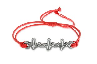 Prosta i gustowna bransoletka wykonana ze sznurka jubilerskiego w kolorze czerwonym, z metalowym zawieszką w postaci linii przedstawiającej puls