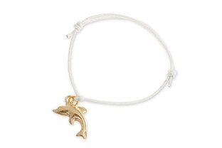 Biała bransoletka wykonana ze sznurka woskowanego, na niej umieszczony jest mały złoty delfinek wykonany z metalu nieszlachetnego