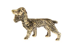 Wykonana z metalu nieszlachetnego pokrytego barwą starego złota stojąca figurka z podobizną Spaniela