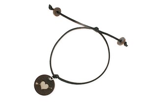 Czarna bransoletka wykonana ze sznurka jubilerskiego, z drewnianą zawieszką w kształcie koła z wypalonym sercem przebitym strzałą