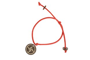 Drewniana bransoletka koloru czerwonego z wyżłobionym na okrągłej zawieszce kompasem
