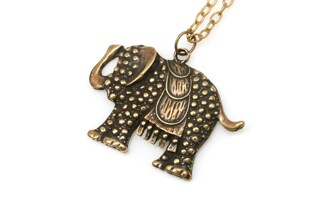 Duży, orientalny wisiorek w kształcie słonia, wykonany z metalu nieszlachetnego w kolorze starego złota