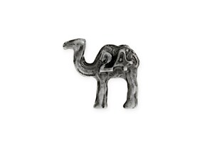 Przypinka z wielbłądem symbolem trzeźwości wykonana z metalu nieszlachetnego w kolorze srebrnym