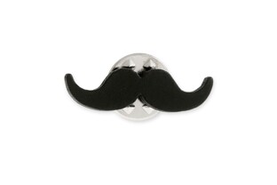 Stylowa przypinka w kształcie czarnych wąsów to drobny i wyjątkowo efektowny dodatek do ubrań, plecaków czy toreb
