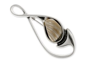 Piękna, zmysłowa broszka w kształcie artystycznego oka, zdobiona naturalnym kamieniem w postaci krzemienia pasiastego, wykonana z metalu nieszlachetnego pokrytego srebrną powłoką, o gładkiej i polerowanej powierzchni
