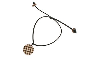 Czarna bransoletka z szachownicą wykonana ze sznurka jubilerskiego