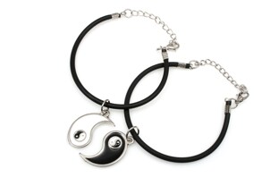 Podwójna bransoletka wykonana z czarnego kauczuku, z zawieszkami w postaci dwóch połówek, Yin oraz Yang