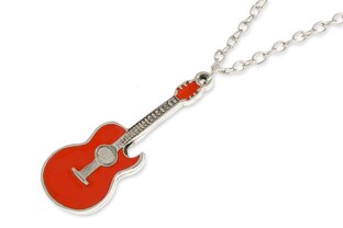 Oryginalny wisiorek w postaci gitary, wykonanej z metalu nieszlachetnego w kolorze srebra z czerwonym laminatem