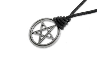 Wisiorek w postaci pentagramu w kolorze stalowym zawiązany na długim czarnym sznurku jubilerskim z dwoma regulowanymi węzłami