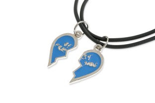 Dwa wisiorki w kształcie dwóch połówek serca z niebieskim wypełnieniem, wykonane z metalu nieszlachetnego w kolorze srebra, zawieszone na kauczukowych linkach z zapięciem w postaci karabińczyka