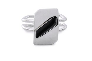 Piękny i stylowy pierścionek z ukośnym motywem o głęboko czarnym wypełnieniu w postaci masy lakowej