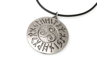 Oryginalny wisiorek w kształcie medalionu z wyrytymi runami celtyckimi, koloru ciemnego srebra