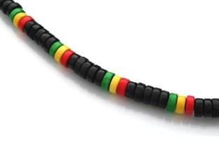 Koraliki wykonane z drewnianych elementów w kolorach czarnym oraz reggae