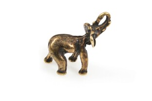 Figurka maleńkiego słonika z zadartą trąbą tworzącą pętlę, wykonana z metalu nieszlachetnego pokrytego mosiądzem w kolorze starego złota