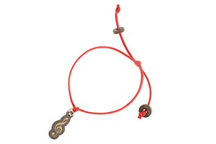 Bransoletka zawiązana z czerwonego, woskowanego sznurka jubilerskiego